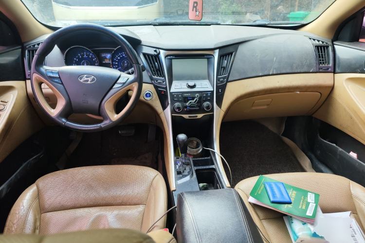Used Hyundai Sonata 2011 2.0L Automatic Luxury Edition Center Console