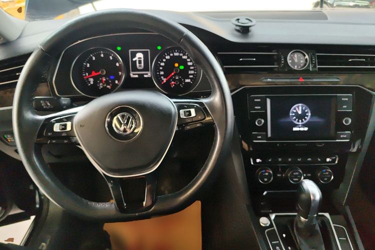 Used Volkswagen Magotan 2017 330TSI DSG Luxury Model Center Console