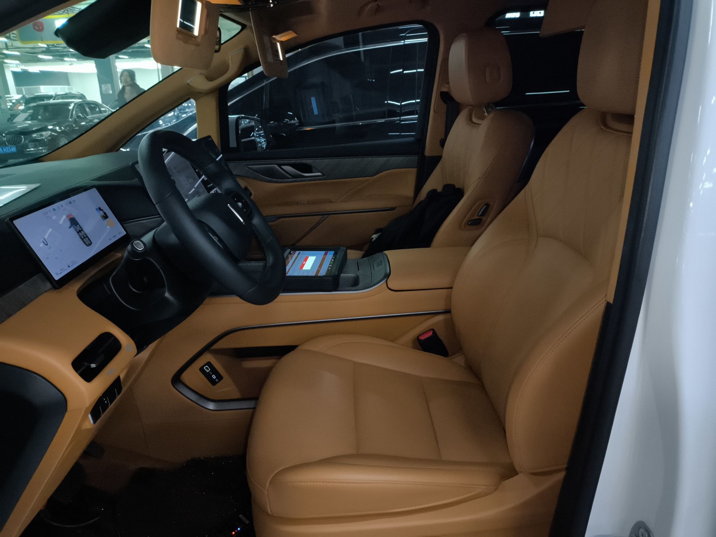 المقاعد الأمامية داخل السيارة