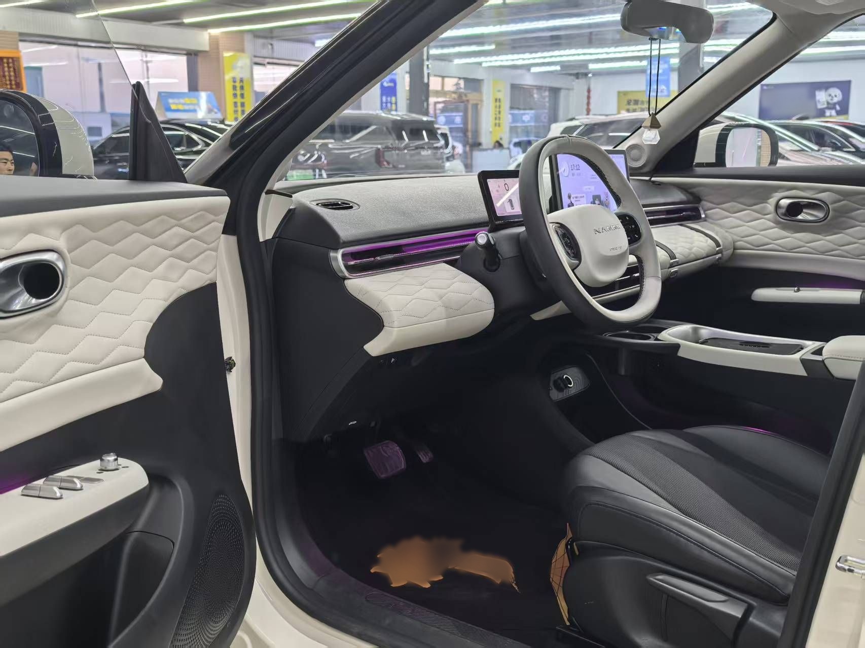 المقاعد الأمامية داخل السيارة