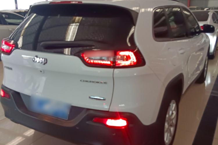 Used Jeep Cherokee 2016 2.0L Superior Edition
