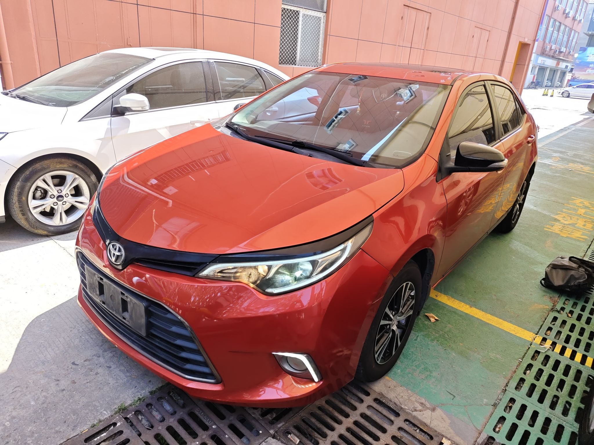 Под передней частью автомобиля