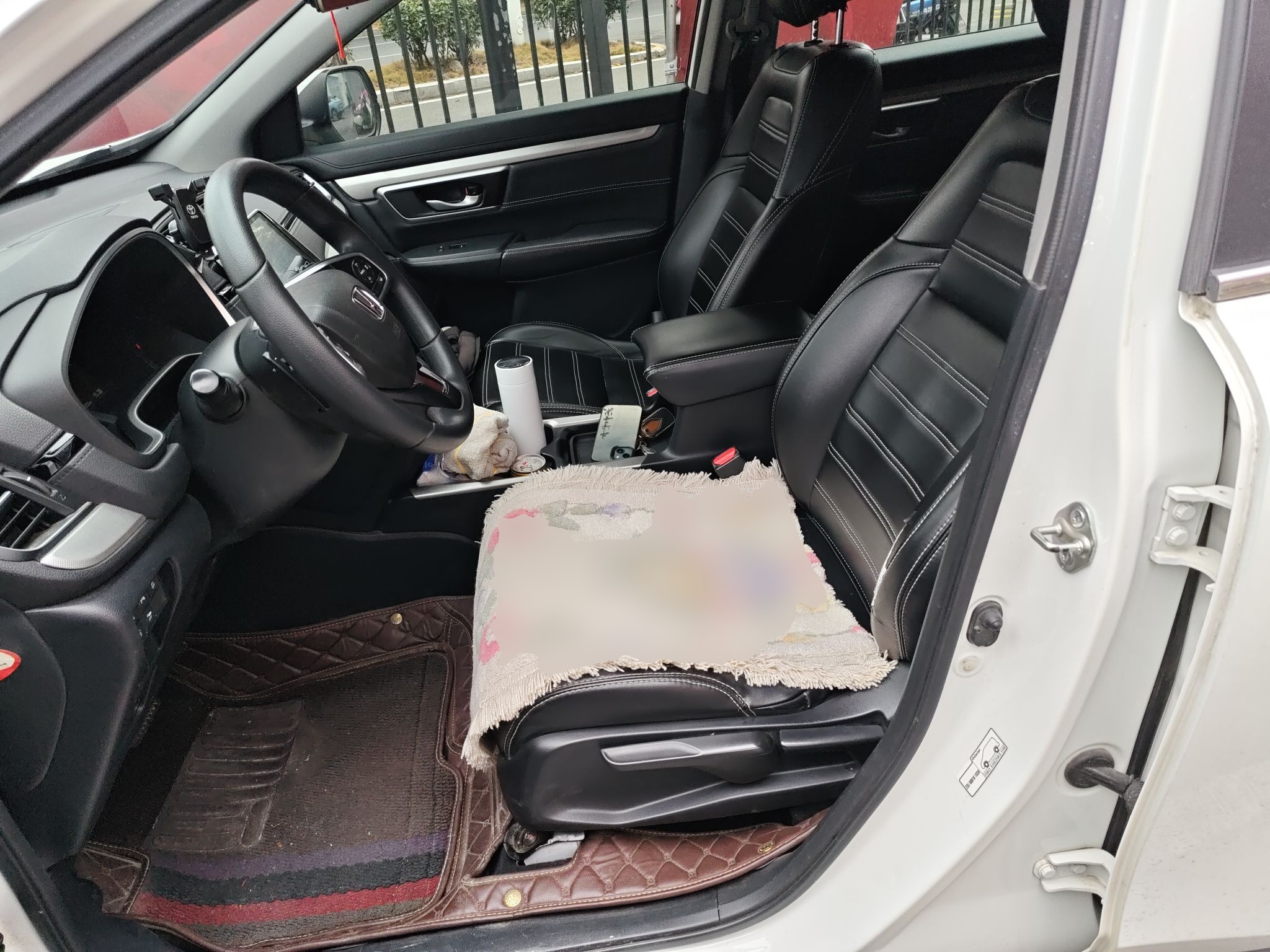 Переднее сиденье в автомобиле