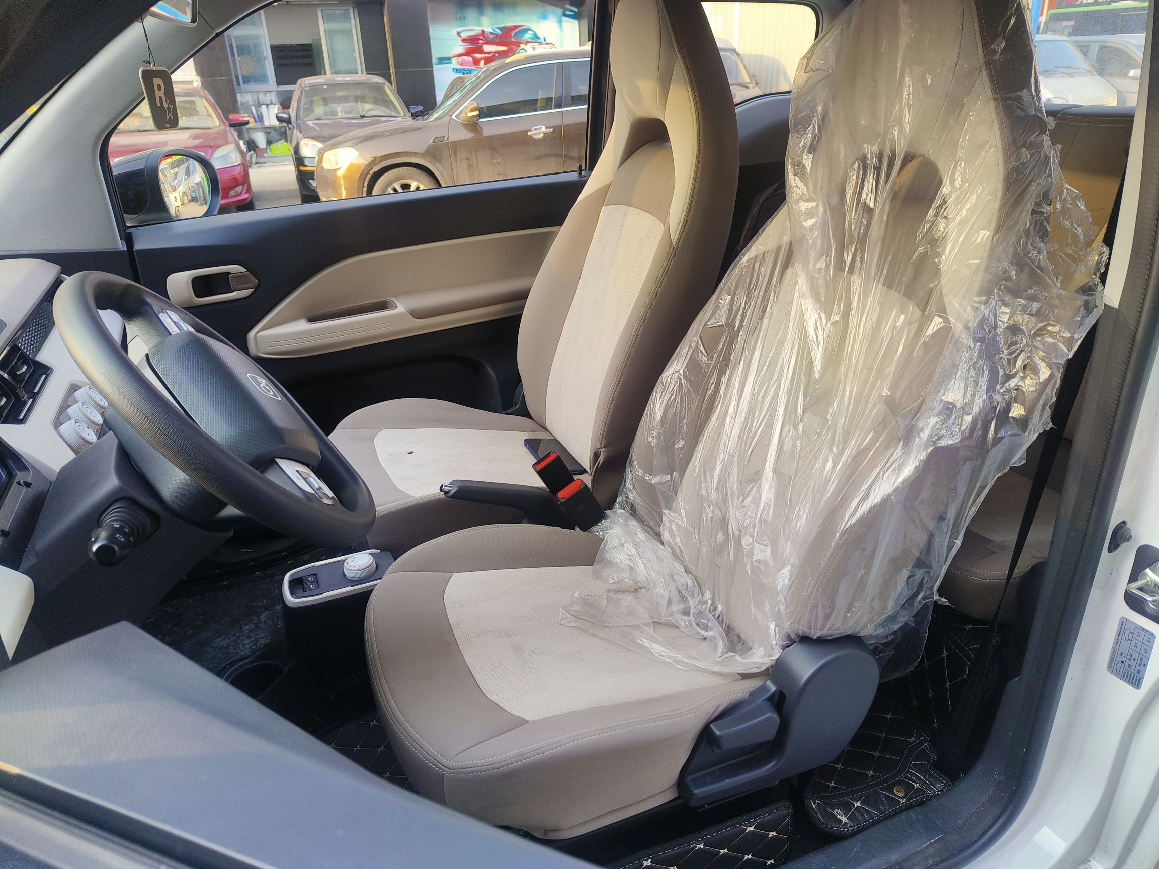 المقاعد الأمامية داخل السيارة