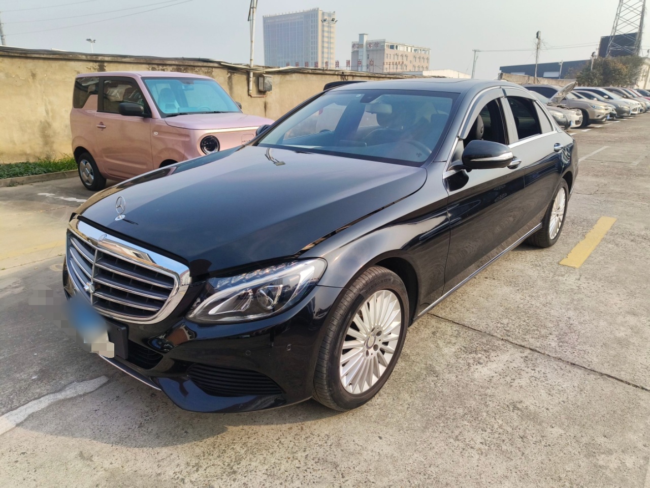 Под передней частью автомобиля