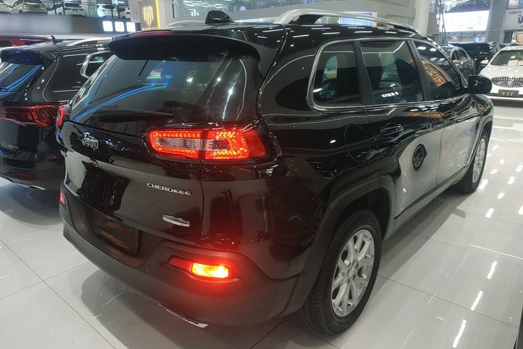 Used Jeep Cherokee 2016 2.4L Leading Smart Version
