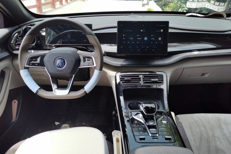 Used BYD Qin PLUS 2023 Champion Edition DM-i 55KM Leading Model Center Console