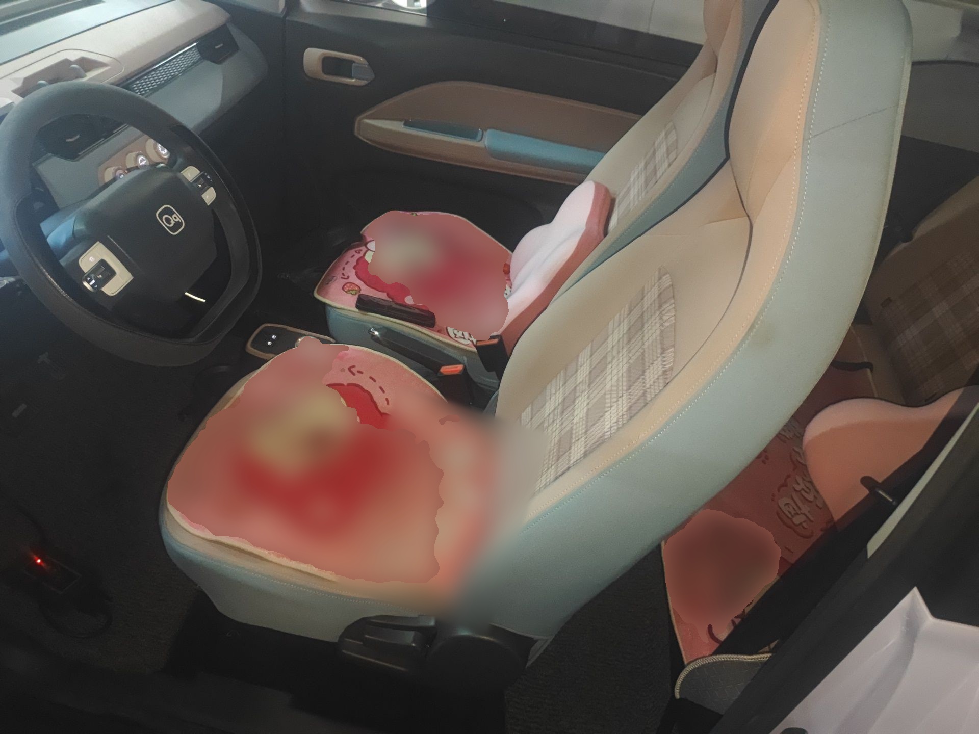 المقاعد الأمامية داخل السيارة