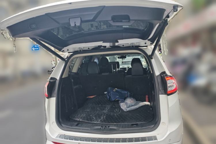 Used Ford Edge 2017 EcoBoost 245 Two-Wheel-Drive Sporty 7-Seater Trunk