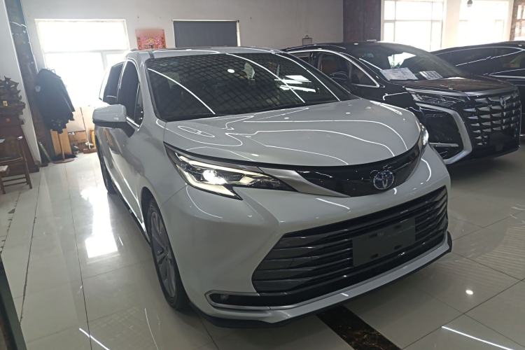 Used Toyota SIENNA 2021 2.5L Hybrid Ultimate Edition Front Right 45 Deg