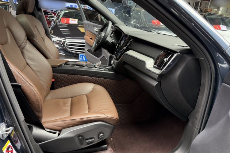 Used Volvo XC60 2022 B5 4x4 Zhiyi Luxury Edition
