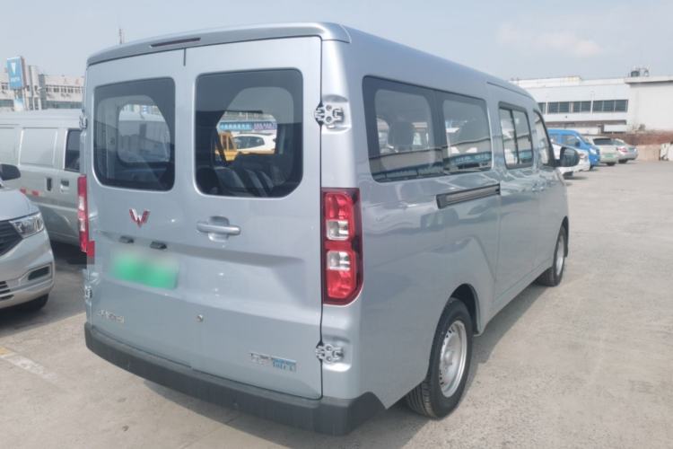 Used Wuling Yangguang 2024 300KM Comfort Version Passenger Van 75kW