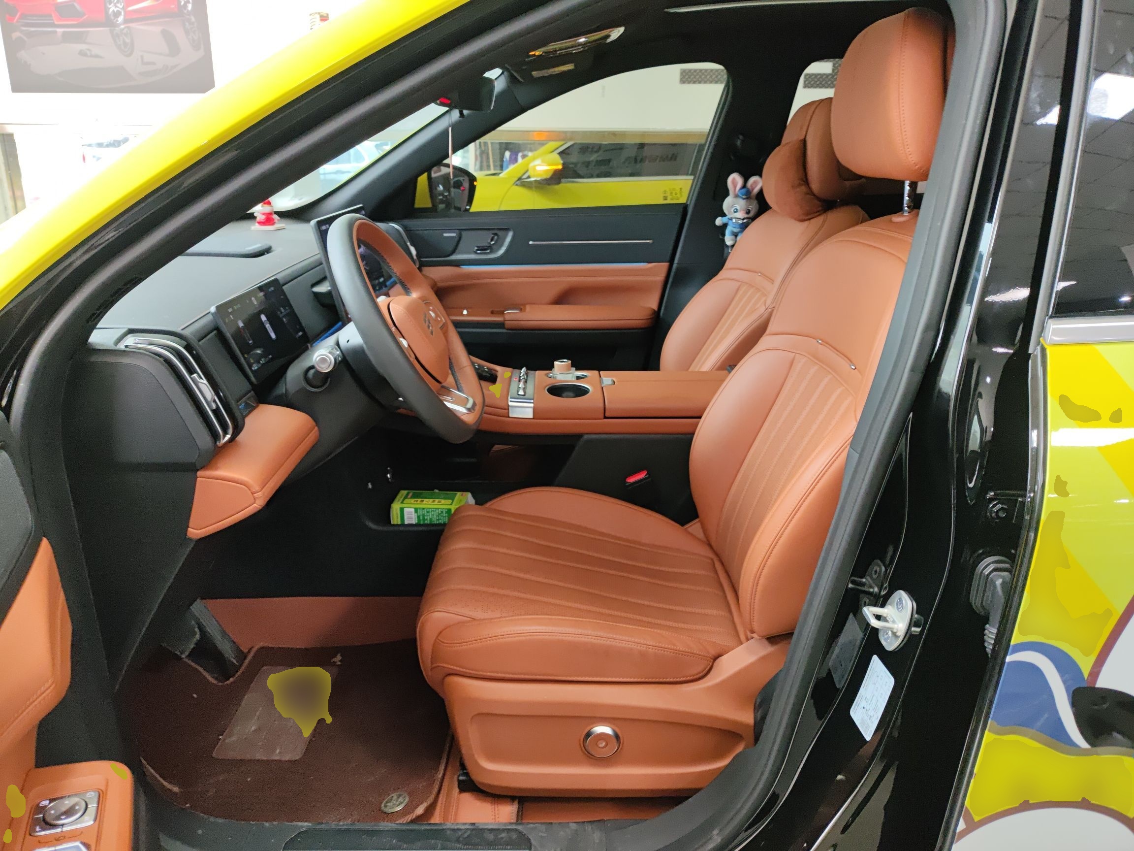 المقاعد الأمامية داخل السيارة