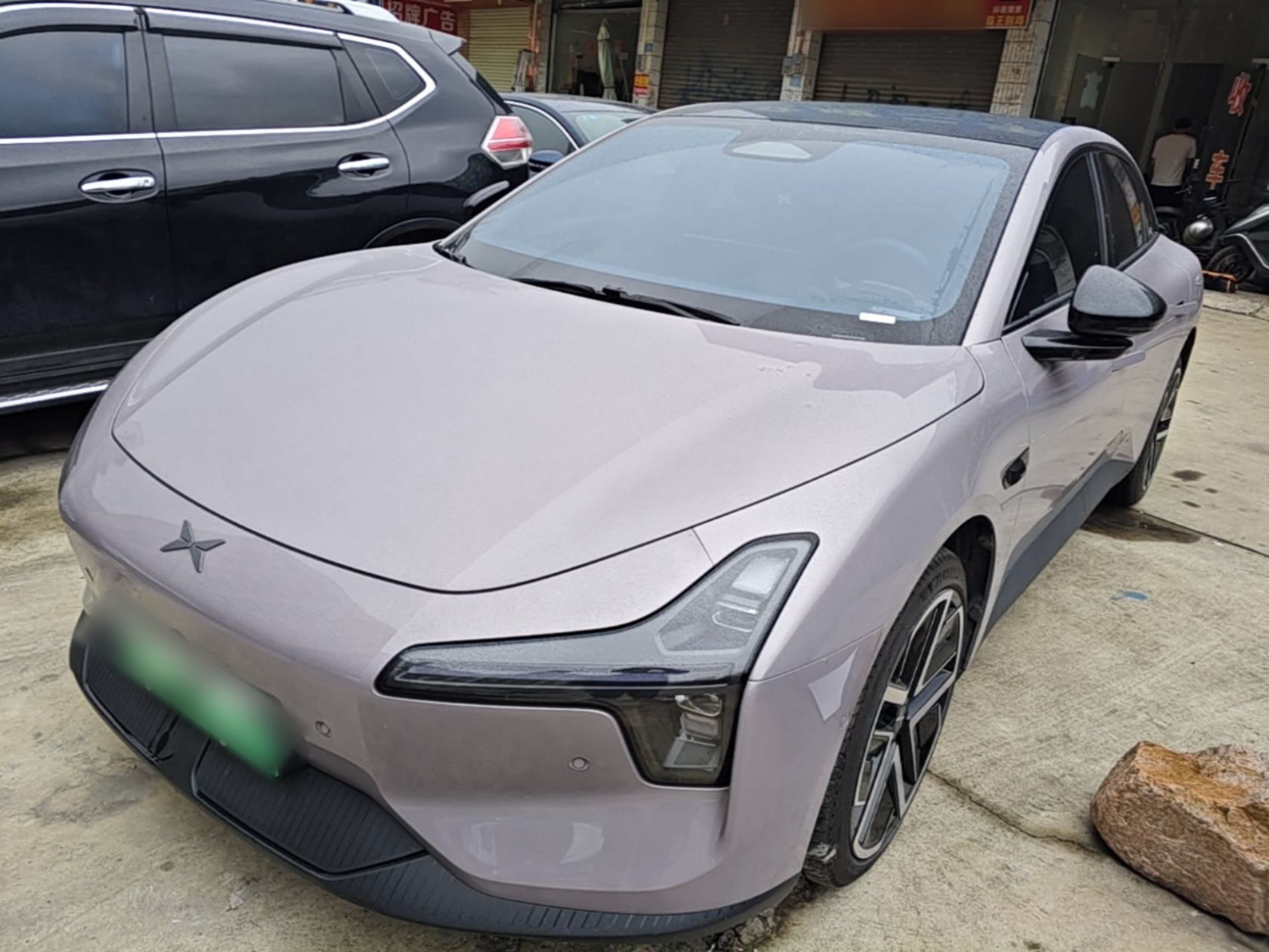 Под передней частью автомобиля