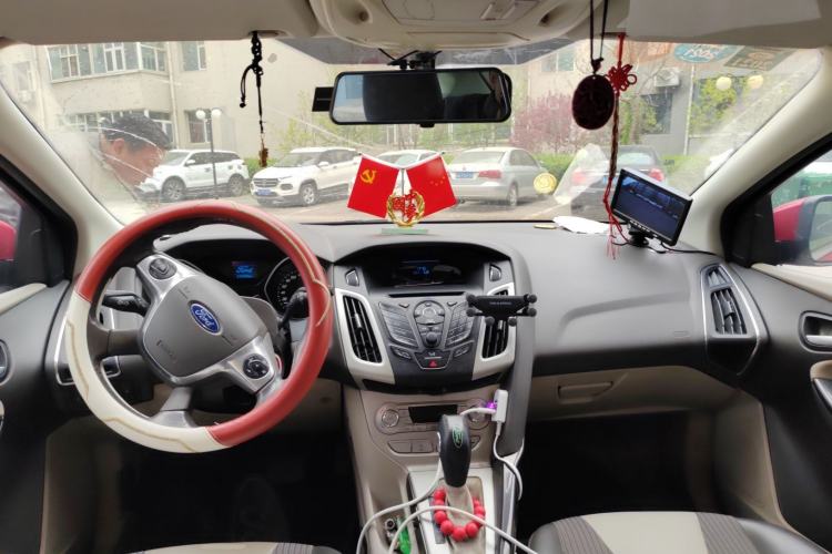 Used Ford Focus 2012 Hatchback 1.6L Automatic Fashion Edition Center Console