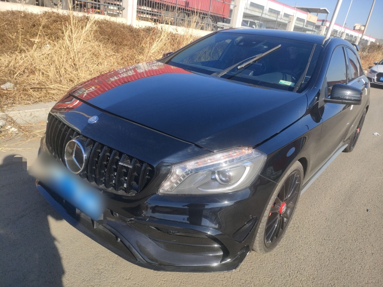 تحت مقدمة السيارة