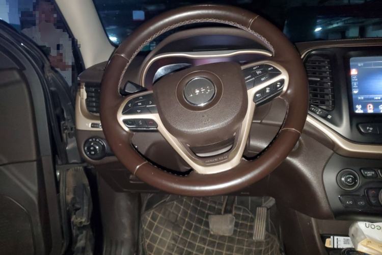 Used Jeep Cherokee 2014 2.4L Luxury Edition Steering Wheel