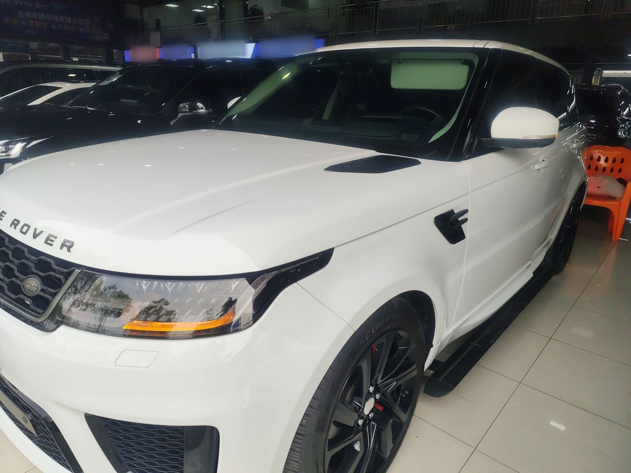 Под передней частью автомобиля