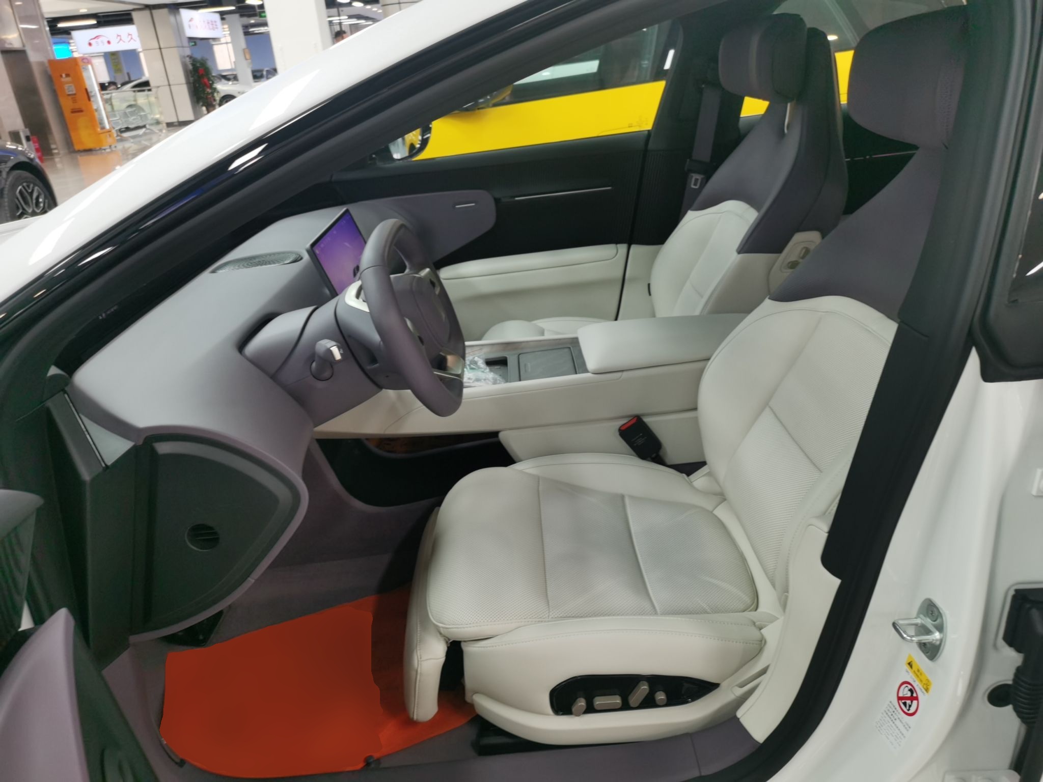 المقاعد الأمامية داخل السيارة