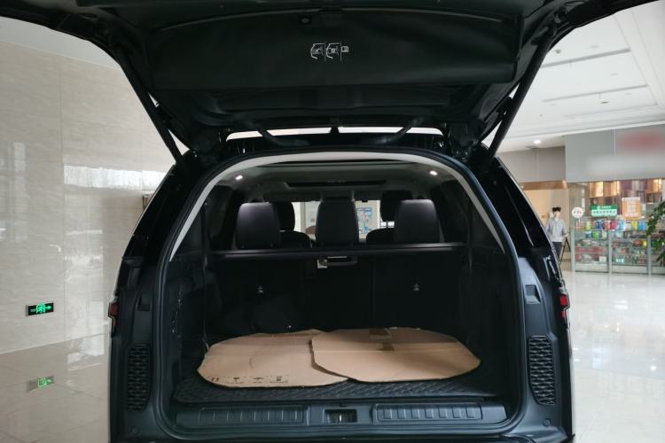 Used Land Rover Discovery 2023 Revised Version 360 PS R-Dynamic S Trunk