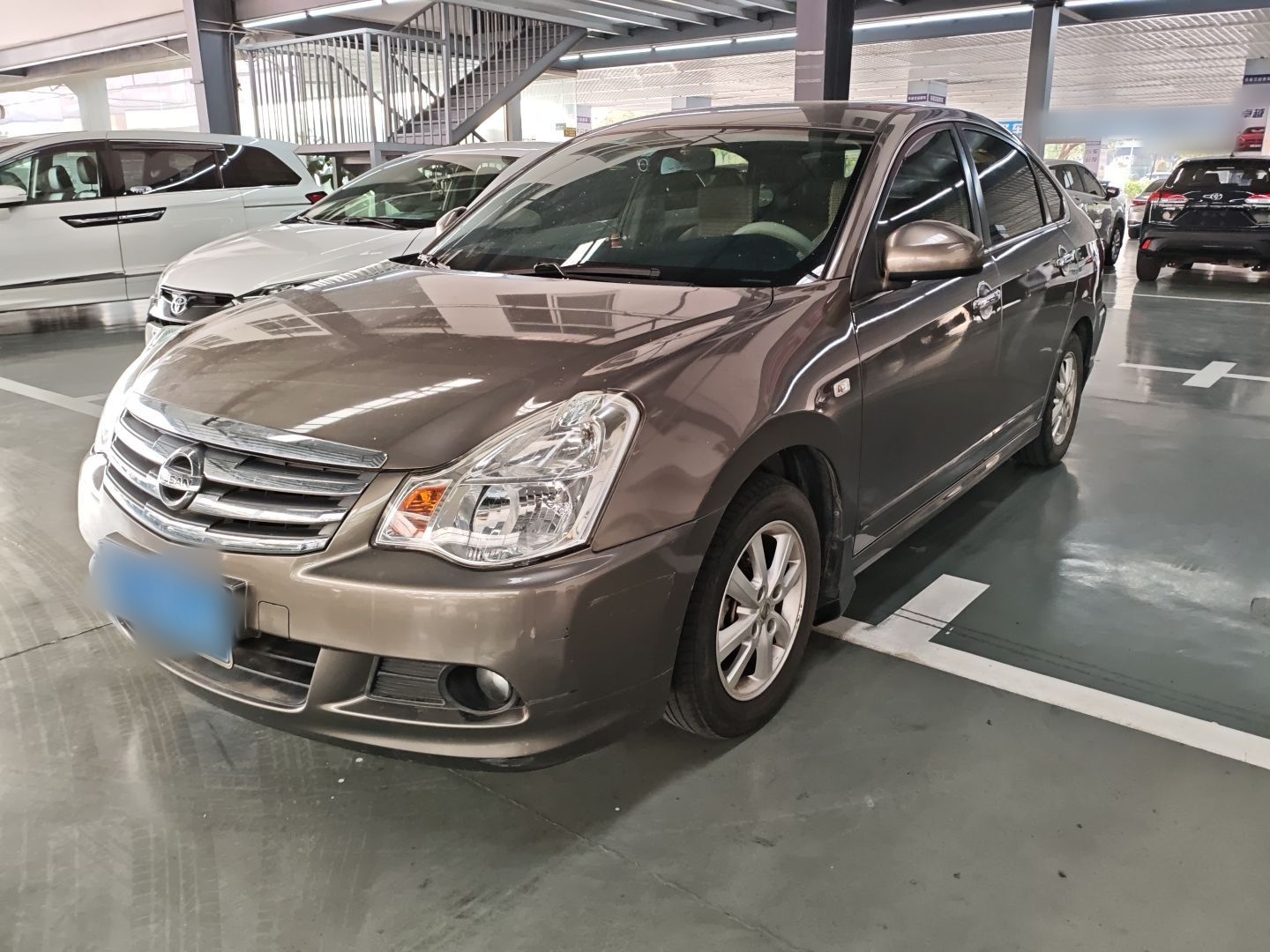 تحت مقدمة السيارة