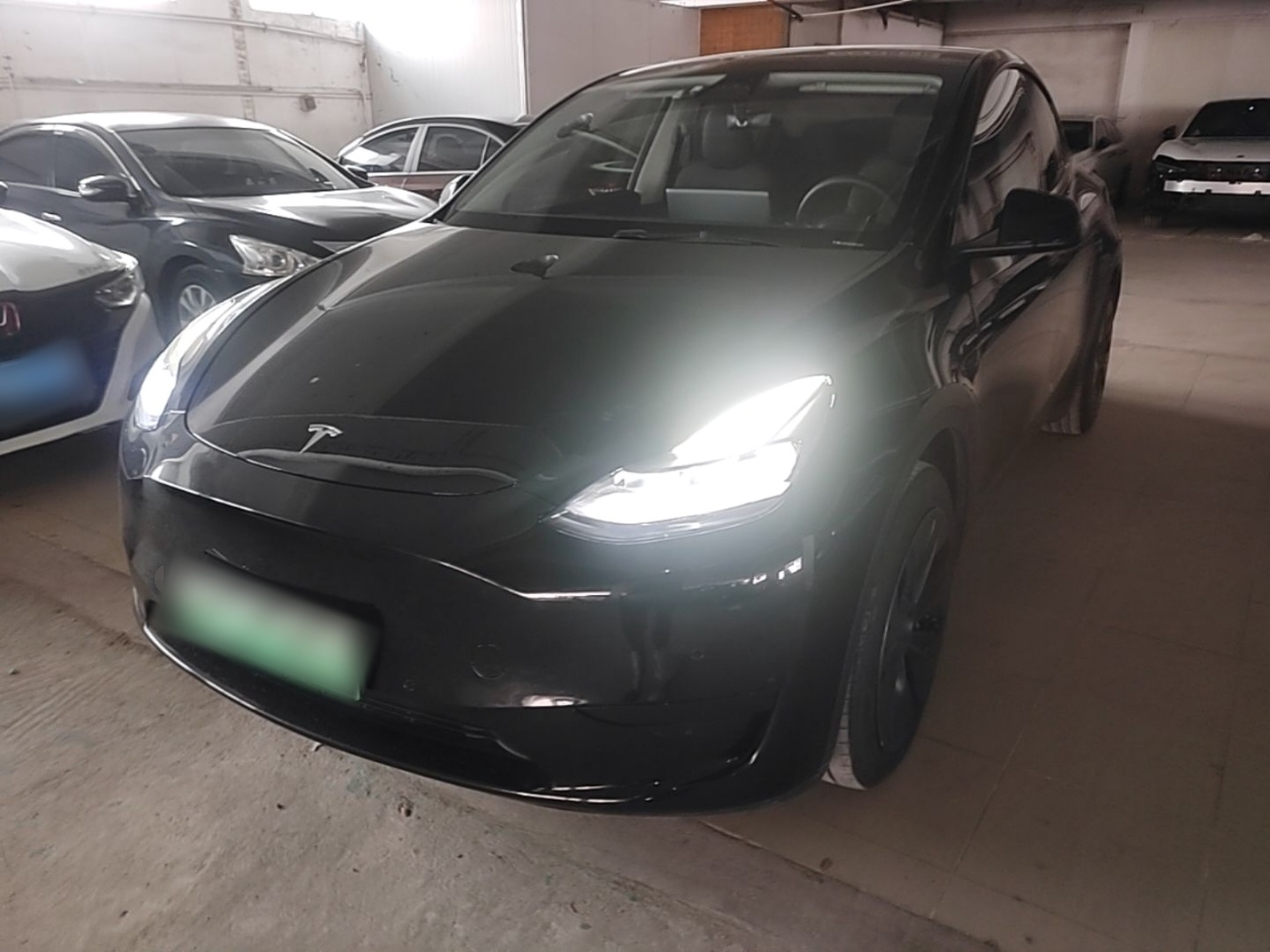 Под передней частью автомобиля