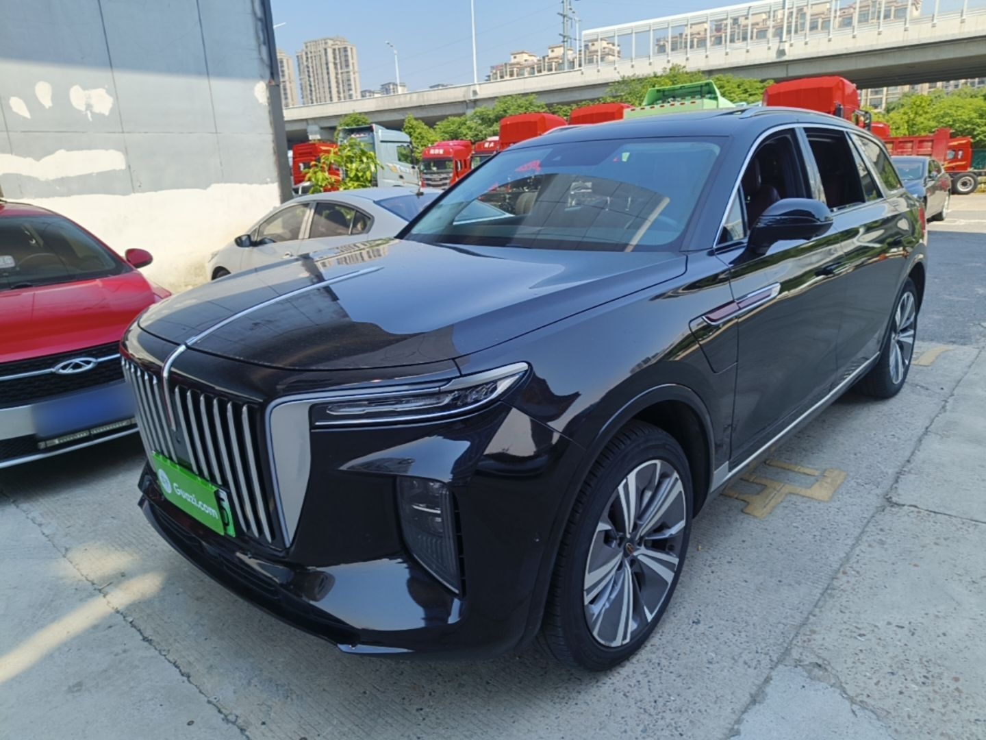 Под передней частью автомобиля