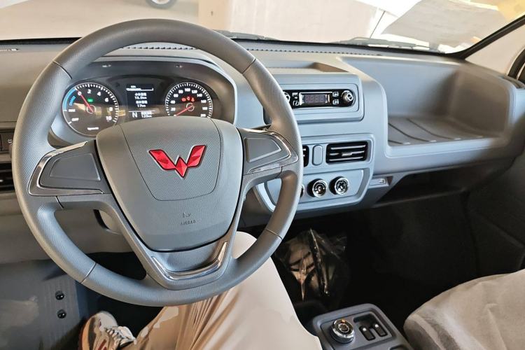 Used Wuling Yangguang 2024 300KM Comfort Version Passenger Van 75kW