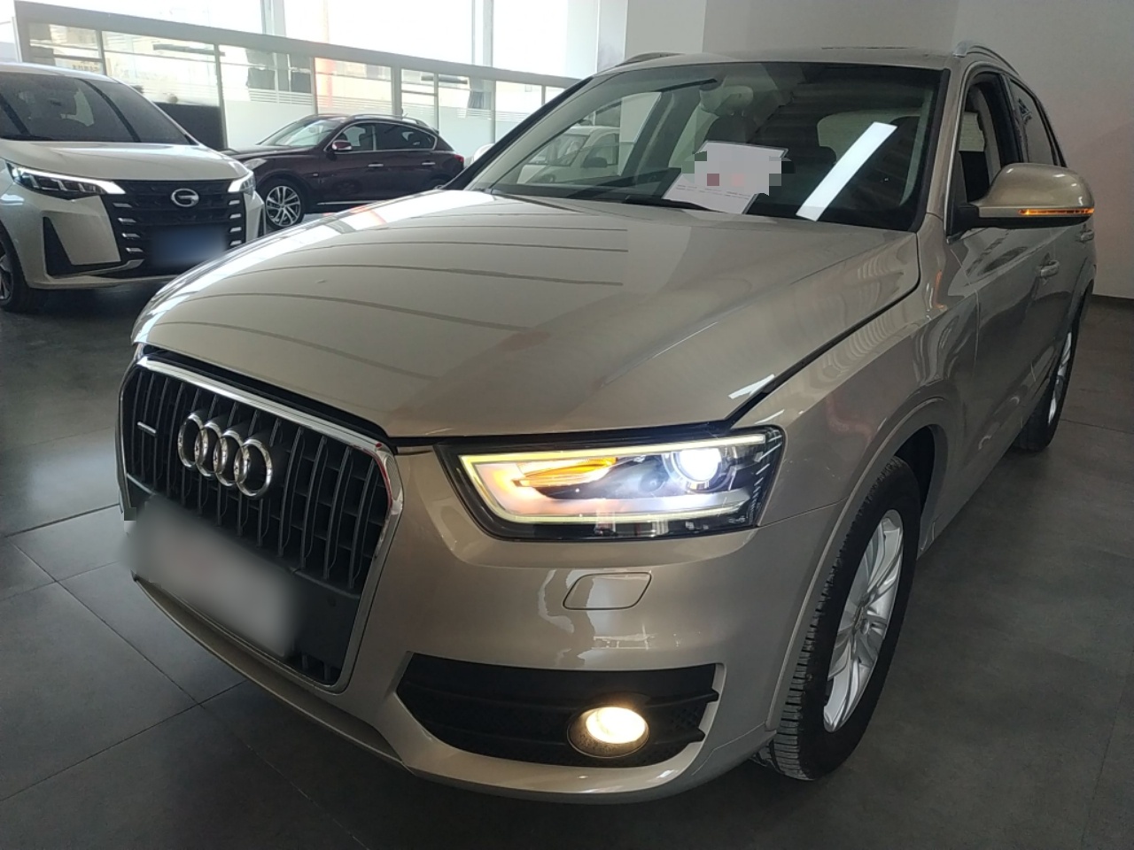 تحت مقدمة السيارة