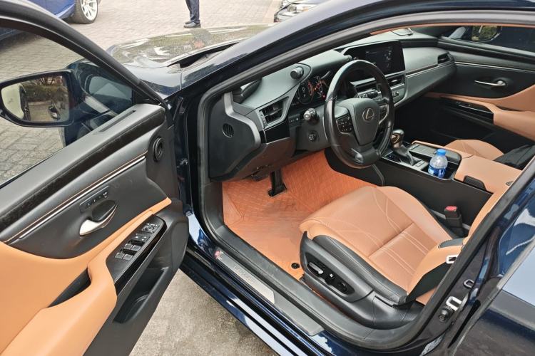 Used Lexus ES 2021 300h Premium Edition Driver Seat