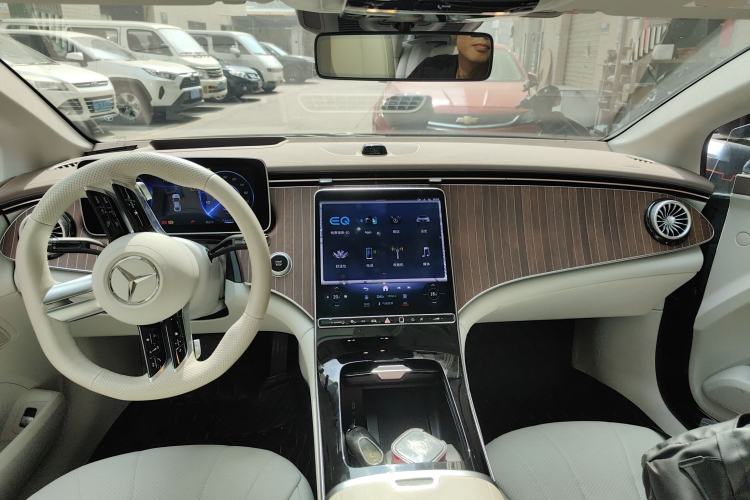 Used Mercedes-Benz EQE 2022 350 Luxury Edition Center Console