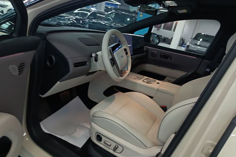 Used Li Auto i6 2025 Model Two-Wheel-Drive Standard Type
