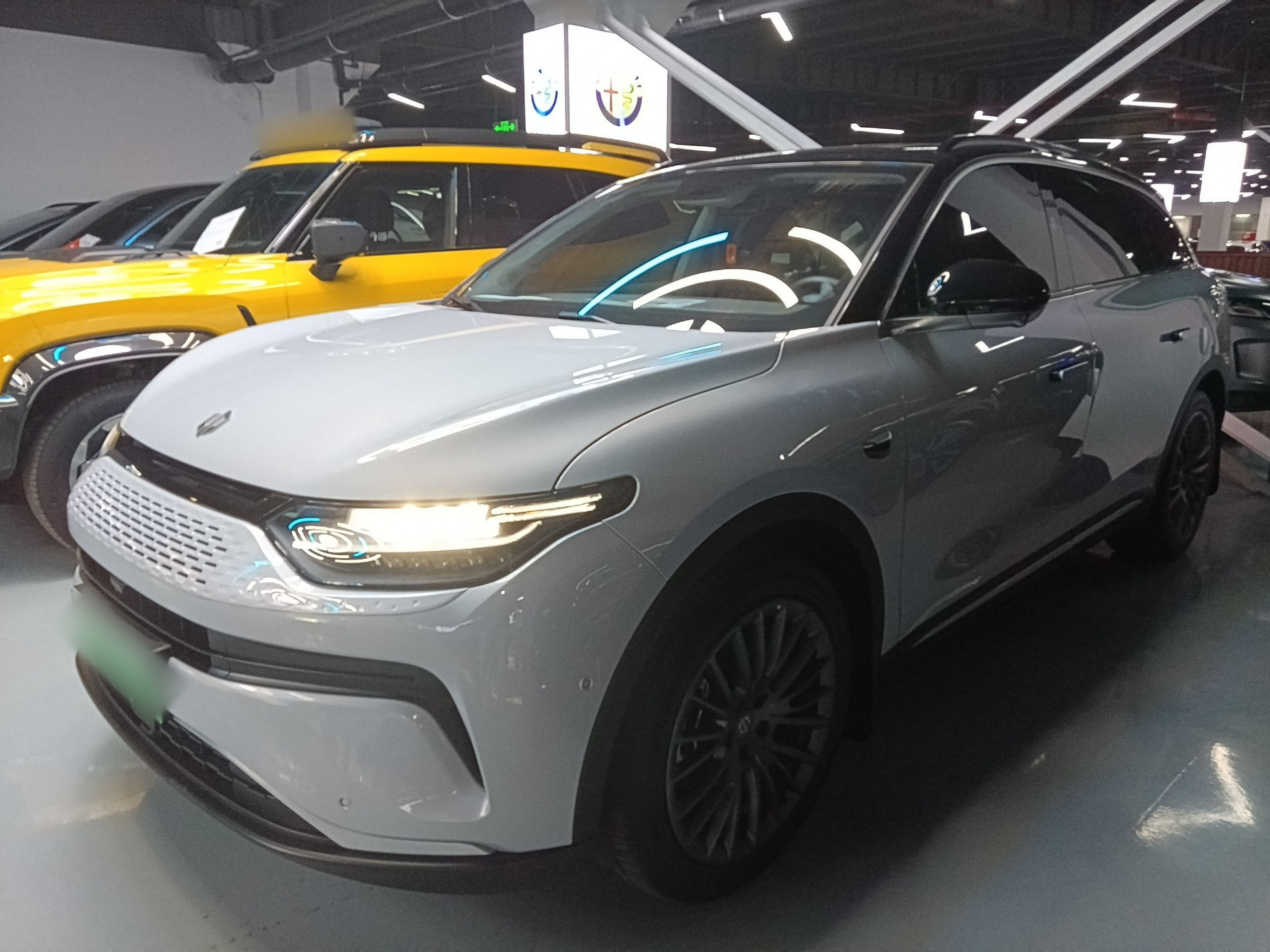 Под передней частью автомобиля