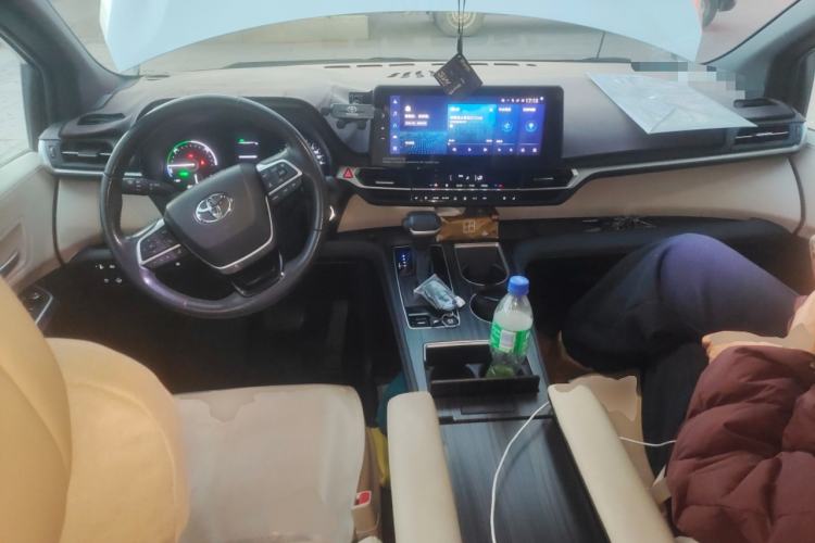 Used Toyota SIENNA 2023 2.5L Hybrid Deluxe Edition Center Console