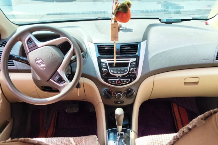 Used Hyundai Verna (older generation) 2011 Hatchback 1.4L Automatic Luxury GLS Model Center Console