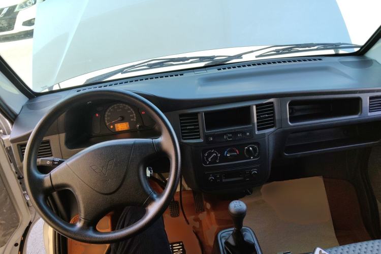 Used Wuling Zhiguang 2023 1.5L Practical Version 5/7 Seats Center Console