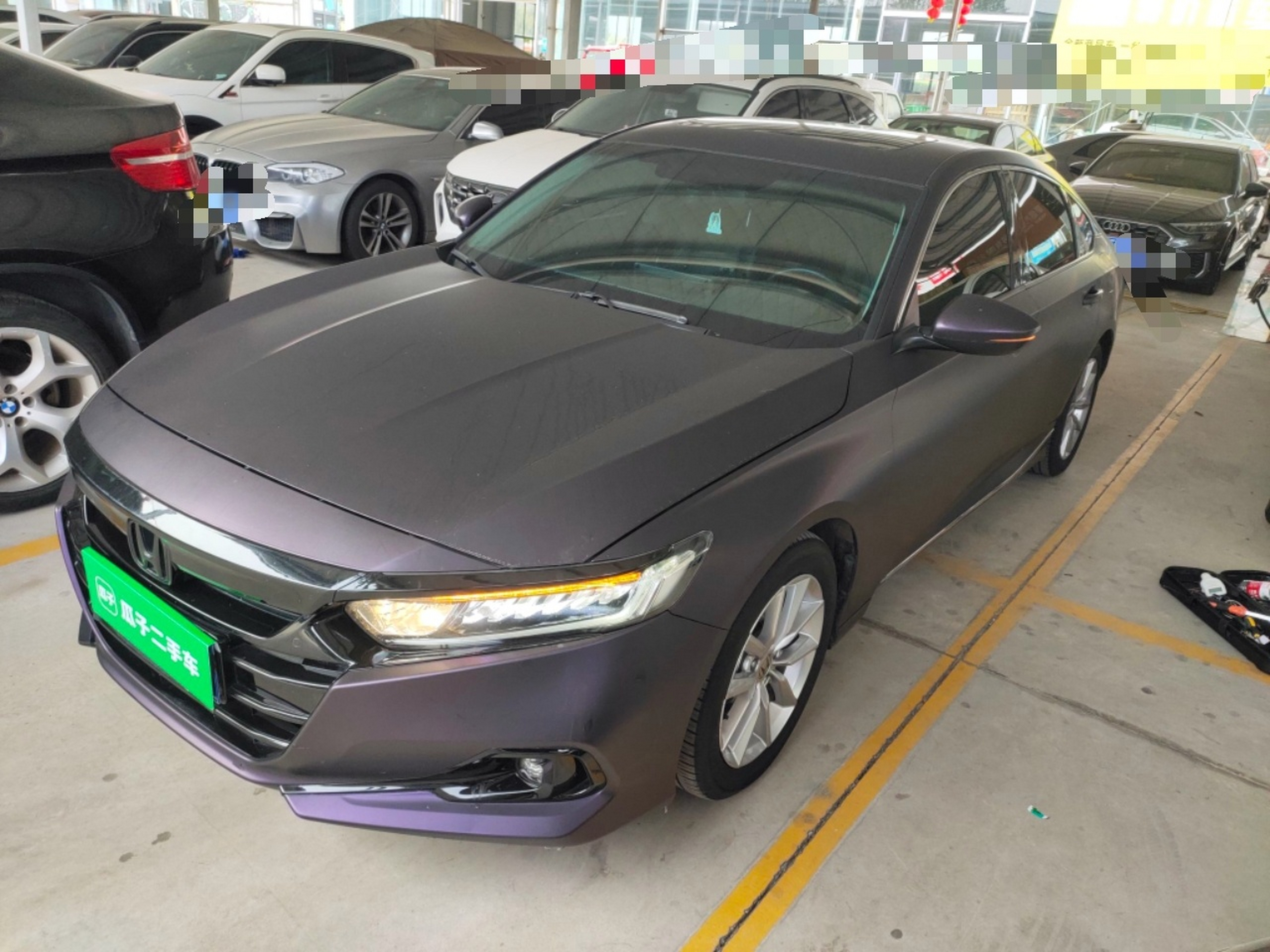 تحت مقدمة السيارة