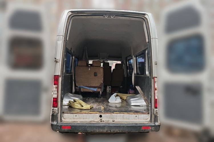 Used Dongfeng Yufeng 2021 2.3T Power King Rear-Drive Logistics Vehicle Long Wheelbase High Roof Dual Rear Tires 6–9 Seats China VI Standard M9T Trunk