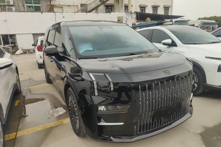 Used Zeekr 009 2022 WE Edition Front Right 45 Deg