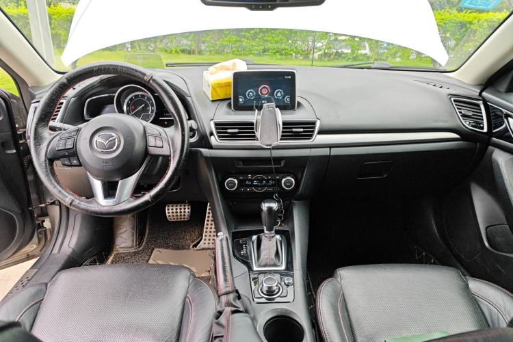 Used Mazda 3 Axela 2014 Hatchback 2.0L Automatic Flagship Model Center Console