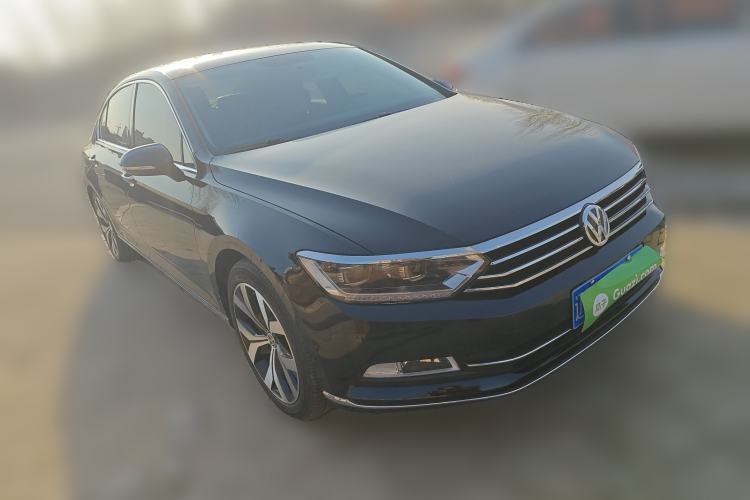 Used Volkswagen Magotan 2018 330TSI DSG Advanced Model Front Right 45 Deg