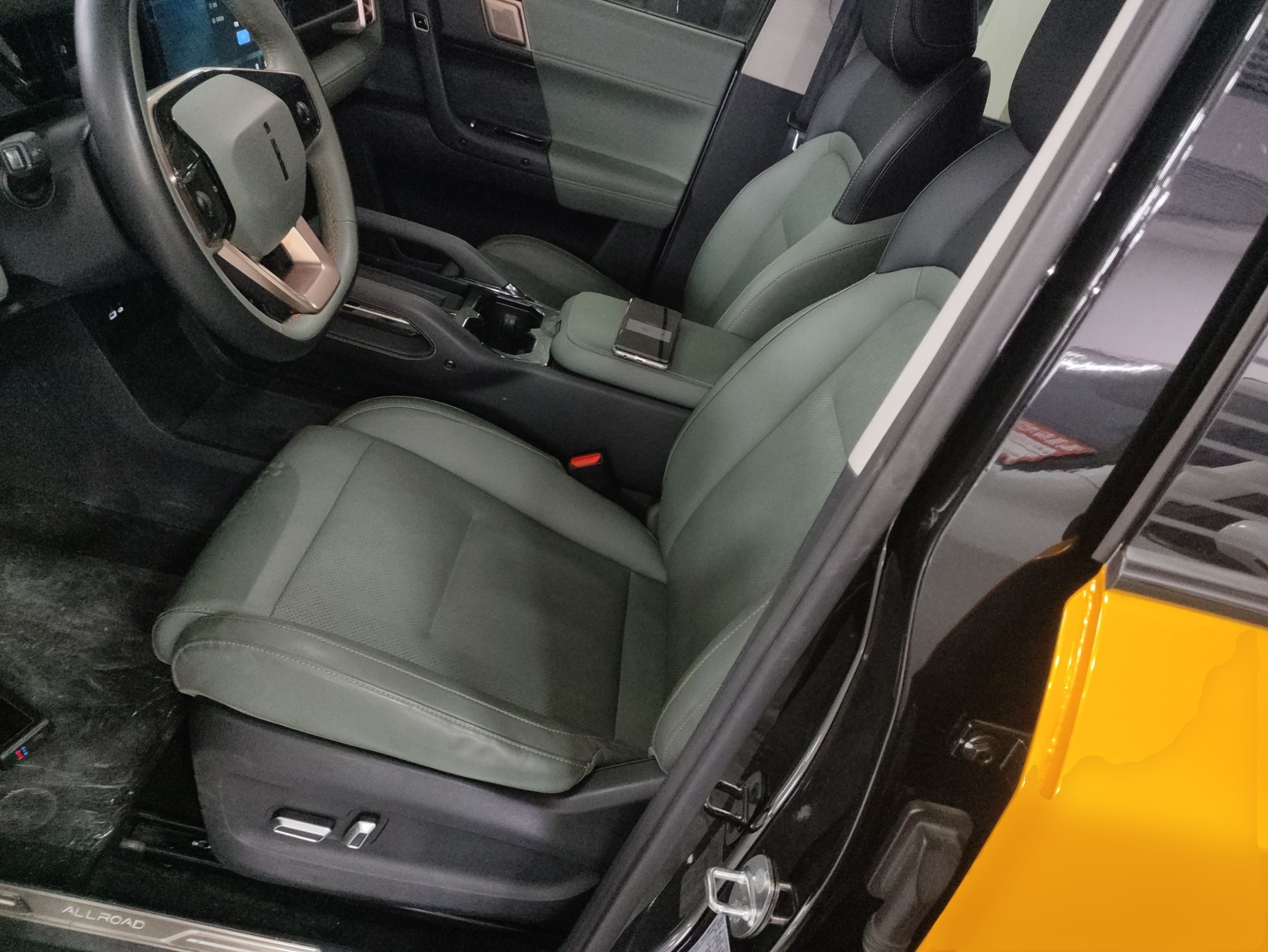 المقاعد الأمامية داخل السيارة