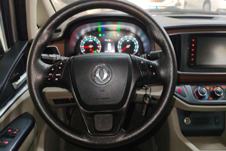 Used FORTHING Lingzhi 2020 M5L 1.6L Luxury 7-Seater Steering Wheel