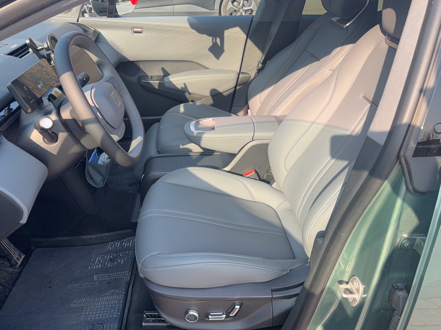 المقاعد الأمامية داخل السيارة