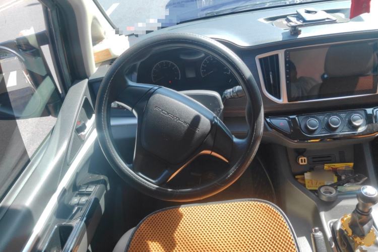 Used FORTHING Lingzhi 2022 M5 1.6L Practical Model 5 Seats Steering Wheel
