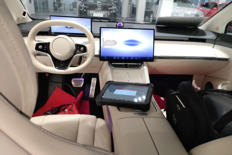 Used Hima Luxeed S7 2025 705 km Pro Center Console