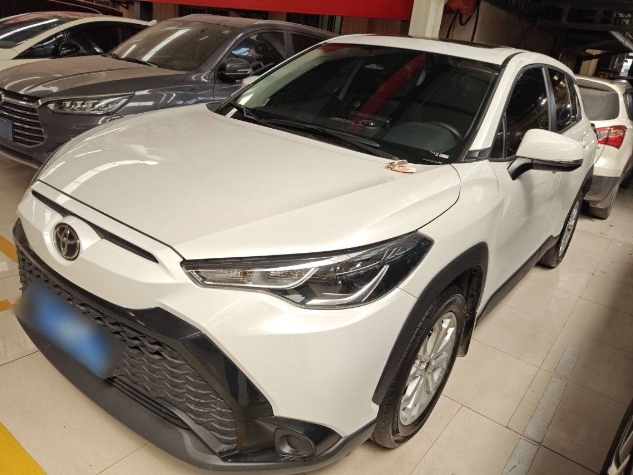 تحت مقدمة السيارة