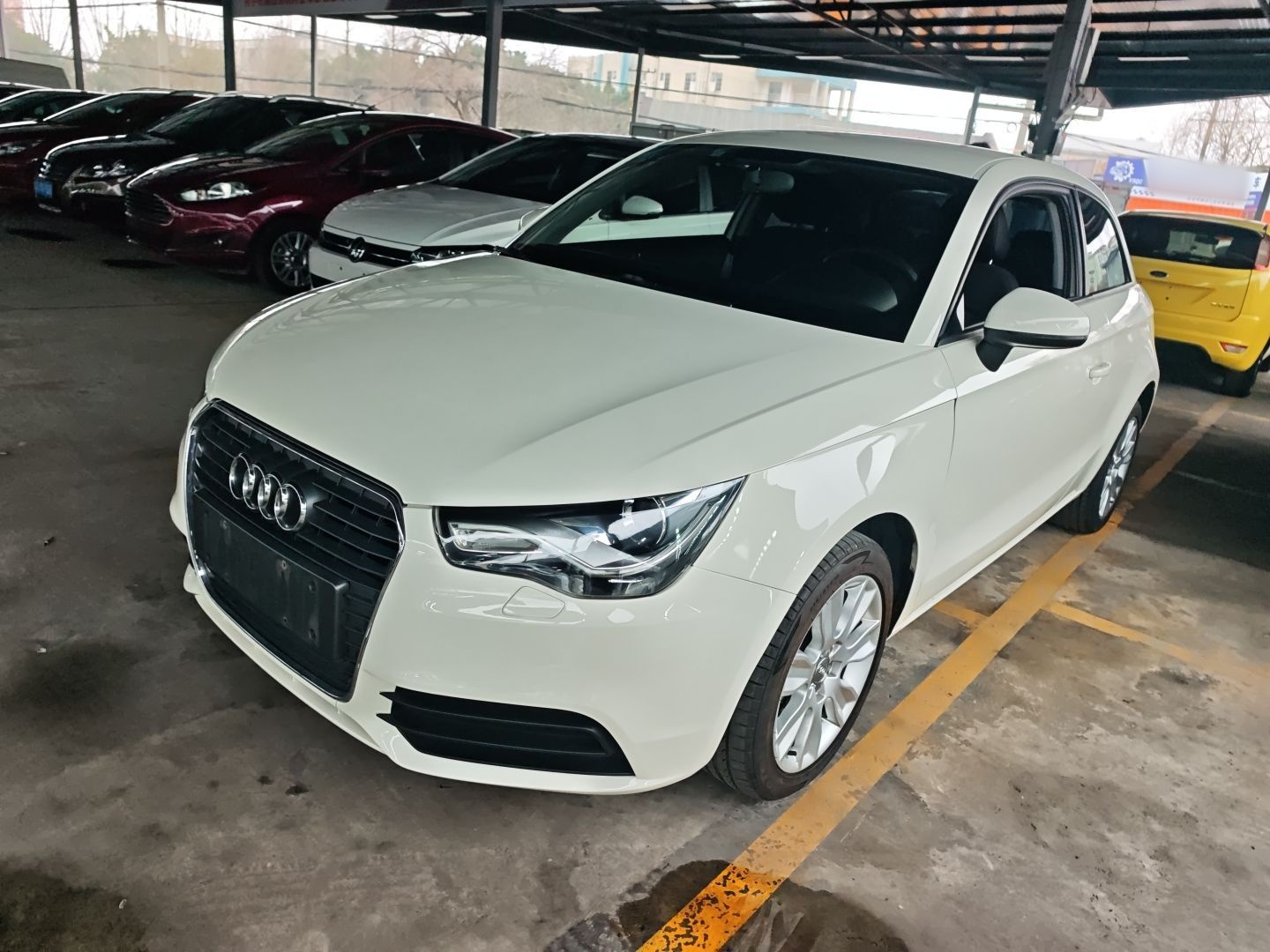 تحت مقدمة السيارة