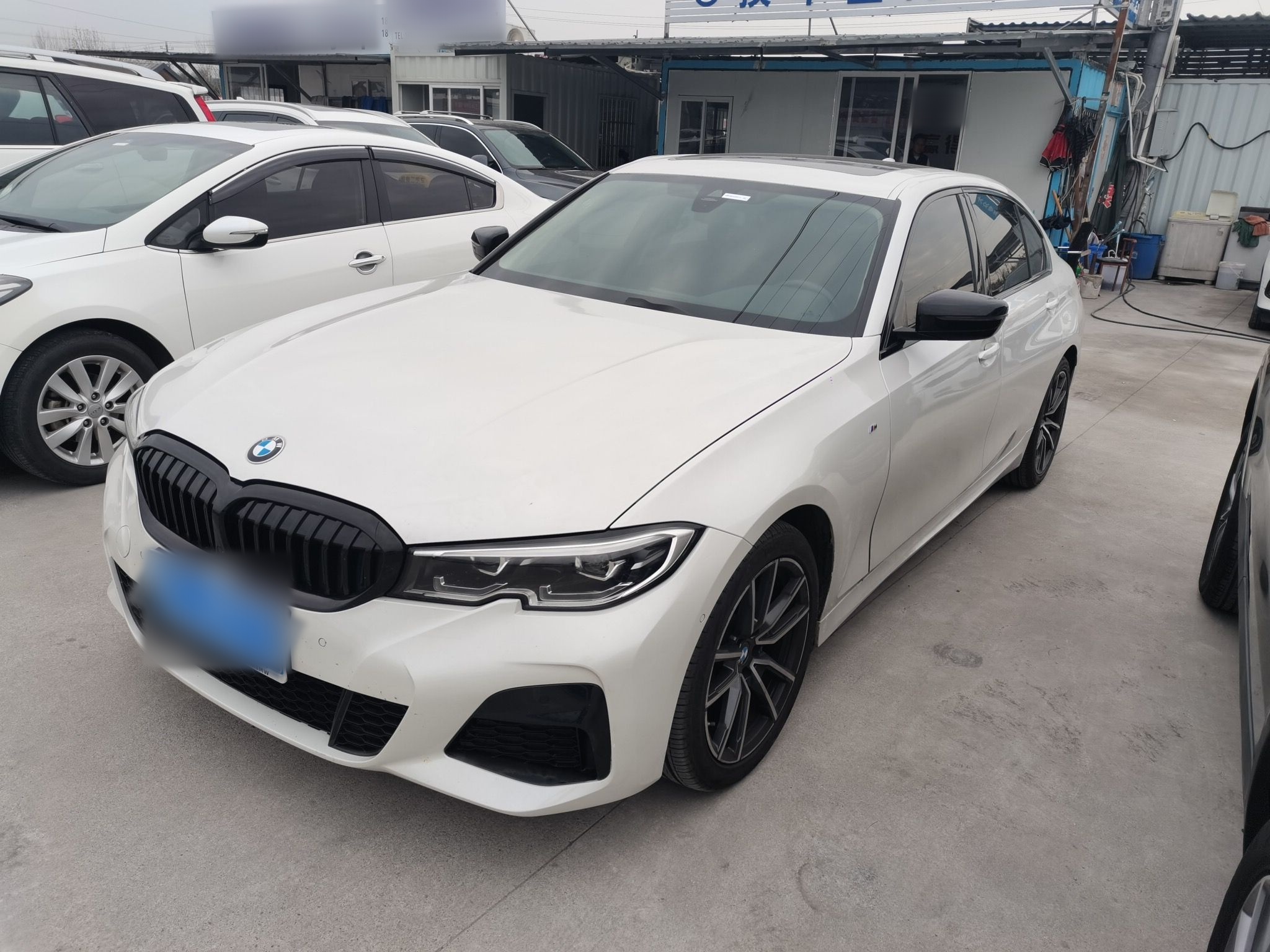 تحت مقدمة السيارة