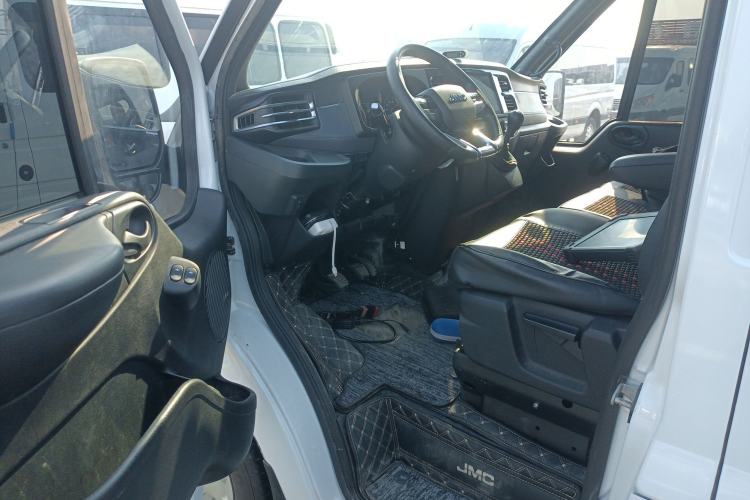 Used JMC Fushun 2025 2.0T 6MT Diesel Mid-Roof High-Arch Commercial Multi-Purpose 7-Seater Passenger Vehicle